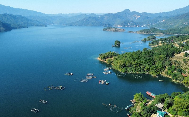 Hồ Hòa Bình có 47 đảo lớn nhỏ, trong đó có 11 đảo đá vôi. Ảnh: ĐVCC