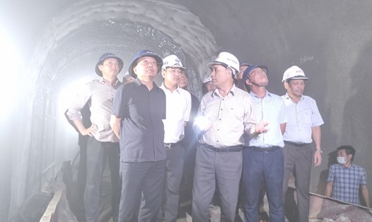 Thứ trưởng Bộ GTVT Nguyễn Danh Huy kiểm tra bên trong hầm Chí Thạnh (huyện Tuy An, Phú Yên). Ảnh Hoài Luân