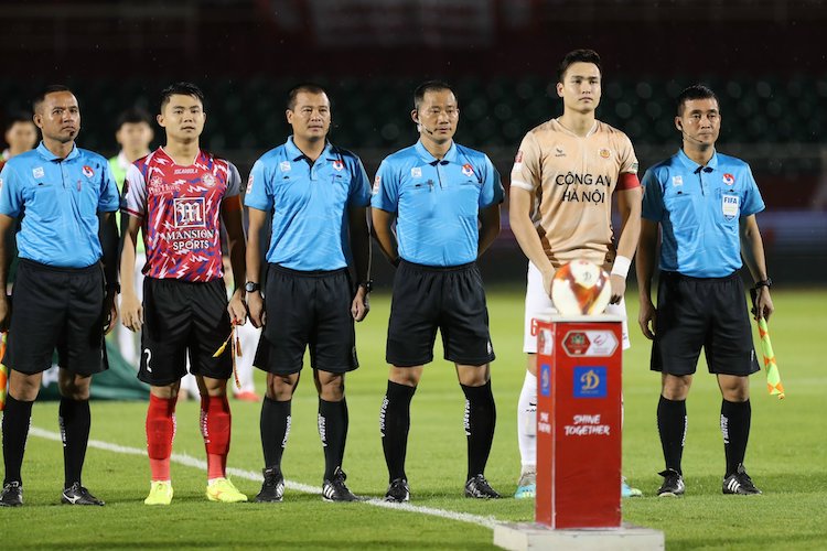 Trợ lý trọng tài Trần Duy Khánh (ngoài cùng bên phải) và tổ trọng tài điều khiển trận đấu giữa TPHCM và Công an Hà Nội tại vòng 20 V.League. Ảnh: VPF