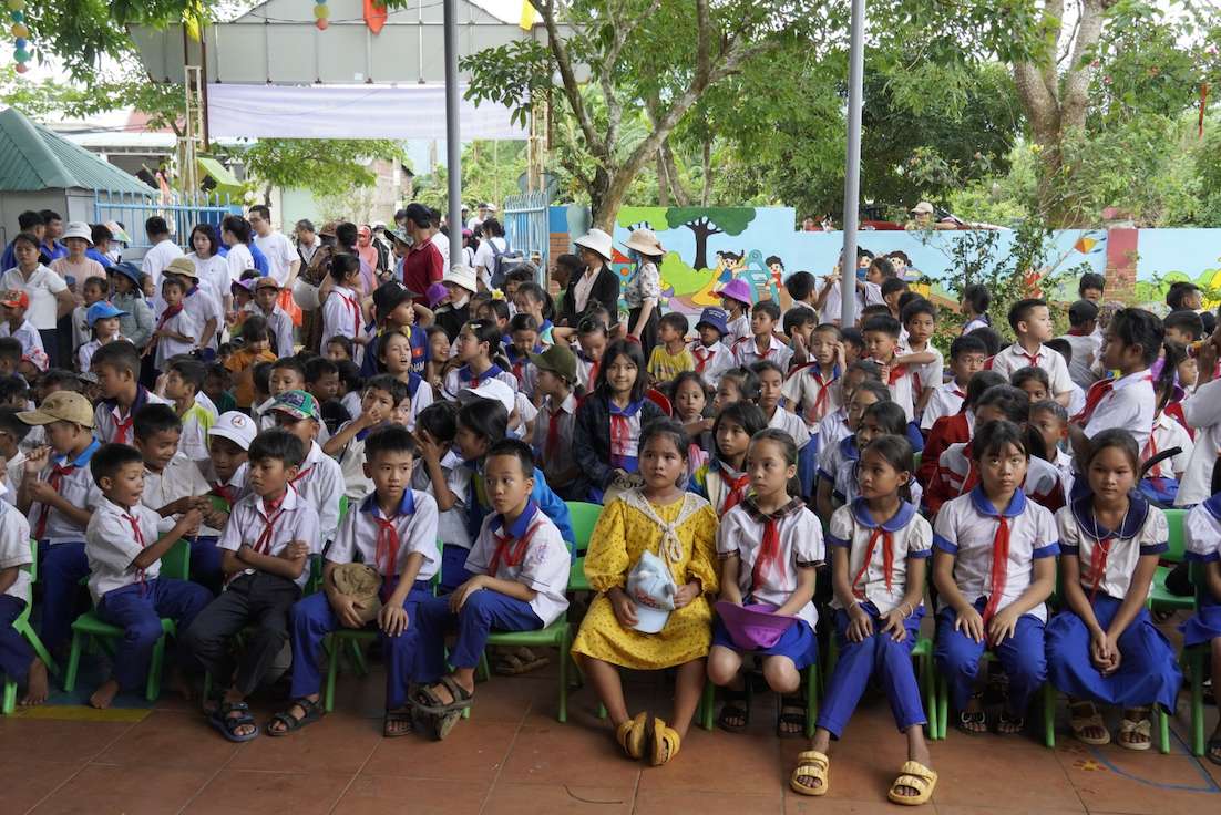 Gần 500 em nhỏ được đoàn thiện nguyện thăm khám, tư vấn sức khoẻ và tặng quà.