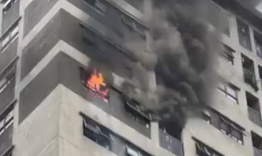 Khói lửa toả ra từ căn hộ chung cư The Vesta Hà Đông. Ảnh: Cắt từ clip