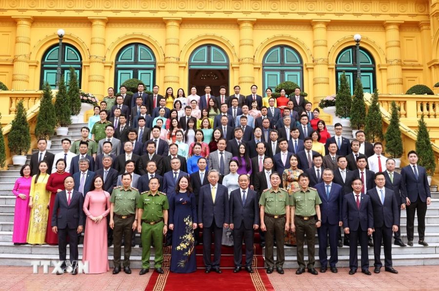 Chủ tịch nước Tô Lâm với các cán bộ Văn phòng Chủ tịch nước. Ảnh: Thống Nhất/TTXVN