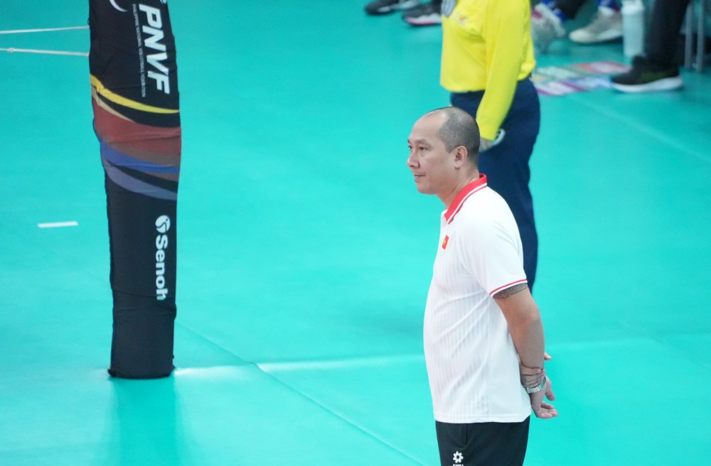 Các học trò của huấn luyện viên Nguyễn Tuấn Kiệt trải qua set 2 vất vả. Ảnh: VFV