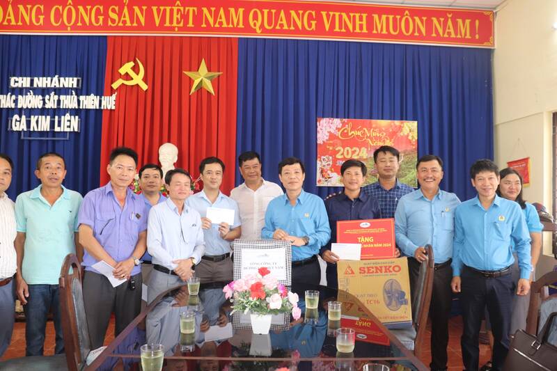 Công đoàn Đường Sắt Việt Nam thăm hỏi tặng quà cho công nhân khó khăn tại ga Kim Liên (TP Đà Nẵng). Ảnh: Nguyễn Linh