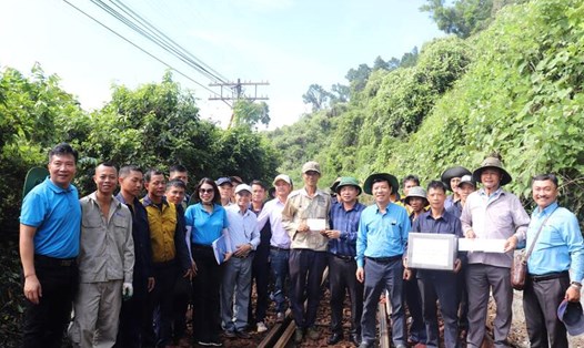 Lãnh đạo Công đoàn Đường sắt Việt Nam thăm hỏi công nhân làm việc trên đèo Hải Vân. Ảnh: Nguyễn Linh