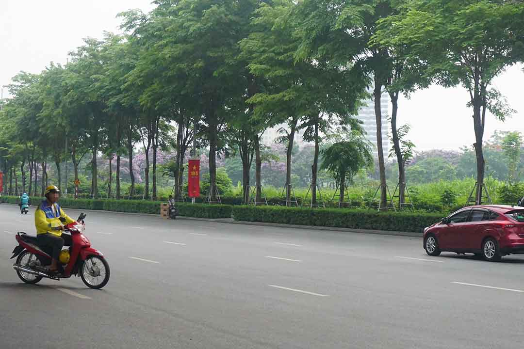 Cũng trên tuyến đường Phạm Văn Đồng, một tài xế xe ôm công nghệ đi ngược chiều để tiết kiệm thời gian. Ảnh: Nhật Minh
