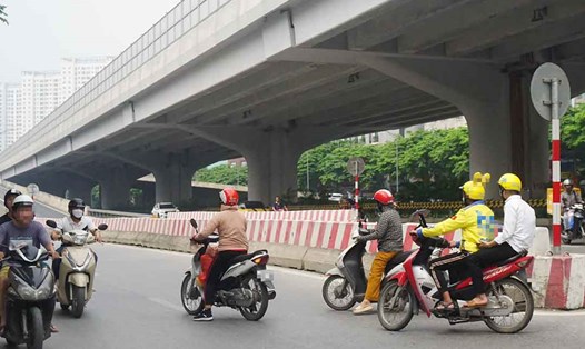 Tài xế xe ôm công nghệ chở khách đi ngược chiều bất chấp nguy hiểm trên đường Phạm Văn Đồng. Ảnh: Nhật Minh
