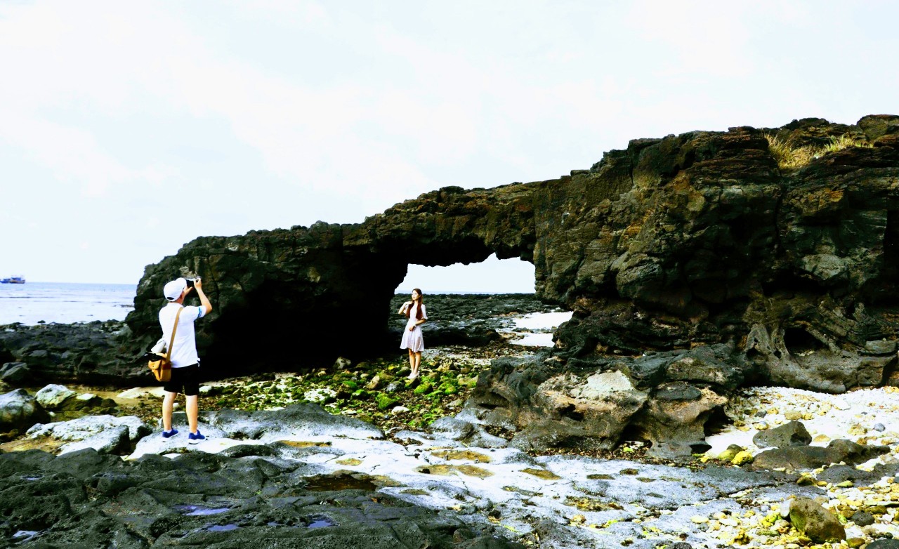 Cổng Tò Vò được ví là cổng thiên đường nằm phía Tây đảo Lý Sơn, là một cổng đá được kiến tạo từ nham thạch núi lửa cách đây 2 triệu năm trước. Ảnh: Hữu Danh