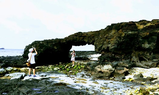 Cổng Tò Vò được ví là cổng thiên đường nằm phía Tây đảo Lý Sơn, là một cổng đá được kiến tạo từ nham thạch núi lửa cách đây 2 triệu năm trước. Ảnh: Hữu Danh