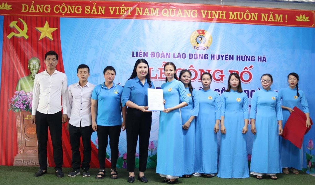 Chủ tịch LĐLĐ huyện Hưng Hà Đặng Thị Kim Cúc trao quyết định thành lập CĐCS cho Ban chấp hành công đoàn lâm thời. Ảnh: Bá Mạnh