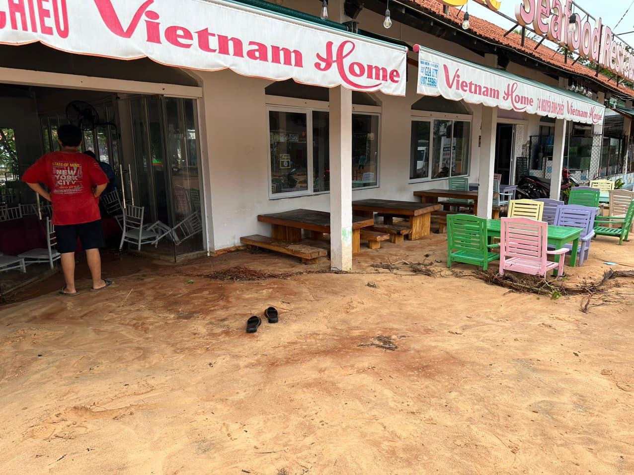 Cát tràn vào sảnh và sân nhà hàng VietNam Home Mũi Né sáng 21.5. Ảnh: Duy Tuấn