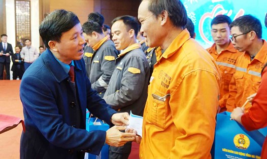 Ông Nguyễn Văn Danh - Chủ tịch LĐLĐ tỉnh Hà Tĩnh trao quà cho đoàn viên khó khăn dịp Tết Sum vầy năm 2024 ở Khu Kinh tế Vũng Áng. Ảnh: Đức Tiến.