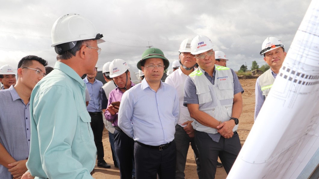 Thứ trưởng Nguyễn Duy Lâm cùng đoàn công tác kiểm tra cao tốc Cần Thơ - Cà Mau. Ảnh: Tạ Quang