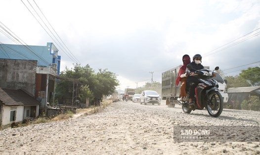 Việc thi công dự án Tăng cường kết nối giao thông khu vực Tây Nguyên đoạn qua huyện Tây Sơn gây bụi bặm, nứt nhà dân. Ảnh: Hoài Luân