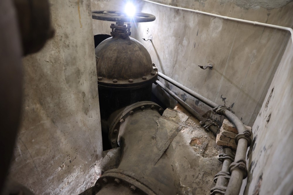 Kết cấu đường ồng dẫn nước, máy bơm, van... ngầm dưới tầng trệt còn nguyên vẹn sau 136 năm. Hiện hệ thống ngầm này được mắc đèn để dễ tham quan