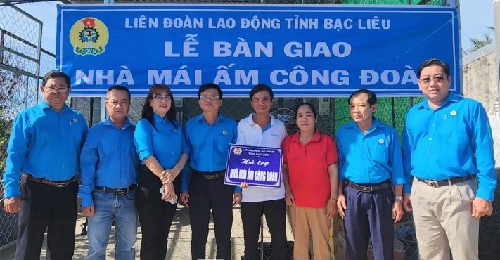 LĐLĐ tỉnh Bạc Liêu bàn giao Mái ấm Công đoàn cho đoàn viên La Thanh Phương. Ảnh: Nhật Hồ