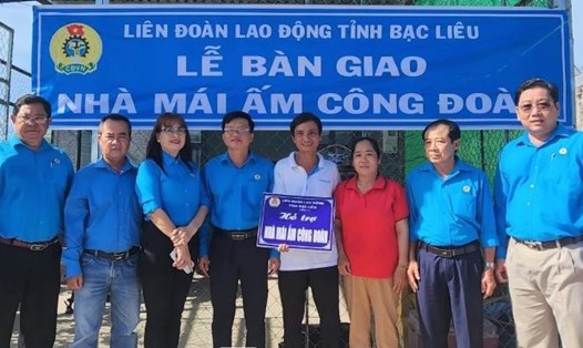 LĐLĐ tỉnh Bạc Liêu bàn giao Mái ấm Công đoàn cho đoàn viên La Thanh Phương. Ảnh: Nhật Hồ
