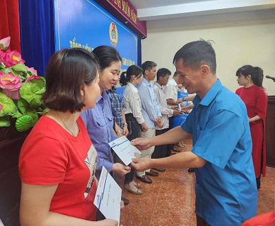 Phó Chủ tịch Công đoàn Đường sắt Việt Nam - ông Nguyễn Thanh Hoàn tặng quà công nhân lao động. Ảnh: Minh Hạnh 