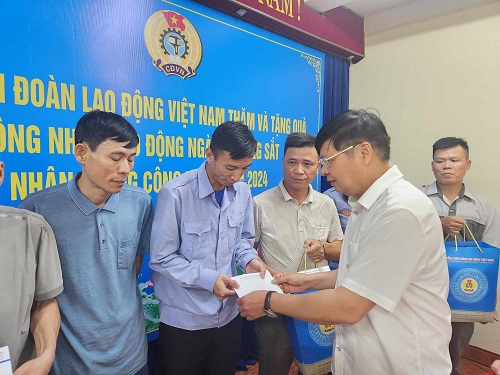 Phó Chủ tịch Tổng Liên đoàn Lao động Việt Nam Phan Văn Anh tặng quà cho công nhân lao động tại tuyến đường sắt Hà Nội - Đồng Đăng. Ảnh: Minh Hạnh