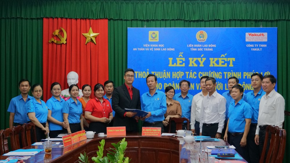 LĐLĐ tỉnh Sóc Trăng ký kết thỏa thuận hợp tác với Chi nhánh Công ty TNHH Yakult Việt Nam tại tỉnh Sóc Trăng. Ảnh: Phương Anh