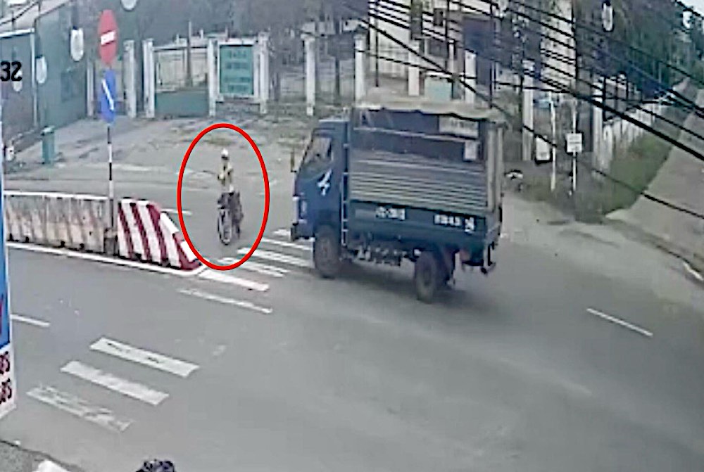 Thời điểm người phụ nữ đi xe đạp điện qua đường bị xe tải tông. Ảnh cắt từ camera