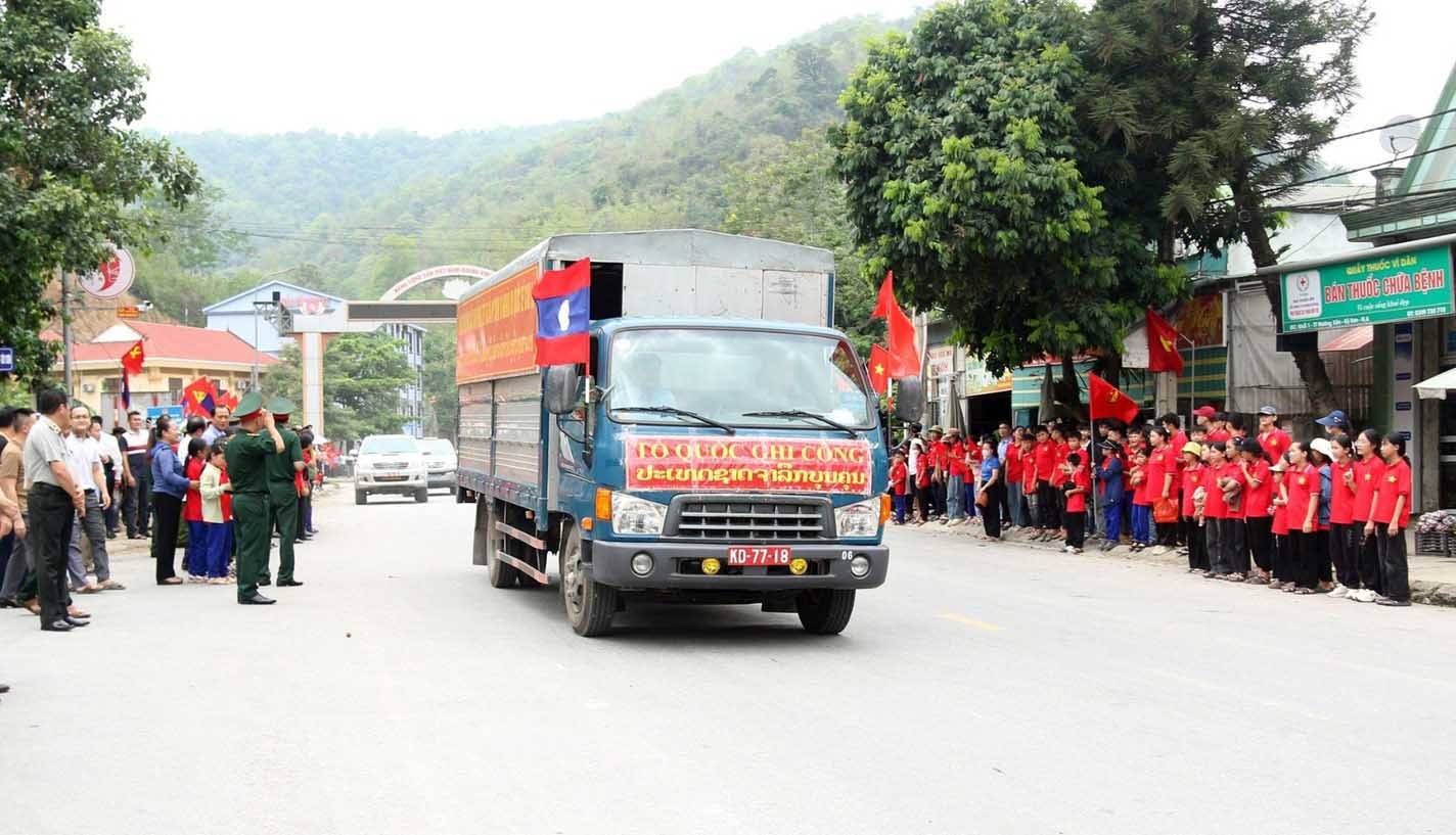Trang trọng lễ đón hài cốt 87 liệt sĩ Việt Nam hy sinh tại Lào về Nghệ An. Ảnh: Anh Tuấn