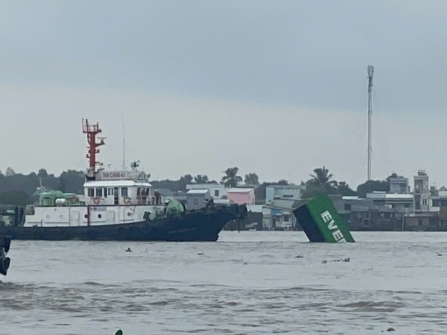 Hiện trường vụ container rơi xuống sông Đồng Nai. Ảnh: