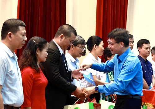Chủ tịch CĐGDVN trao bằng lao động sáng tạo của Công đoàn ngành cho các nhà giáo. Ảnh: Minh Hạnh 