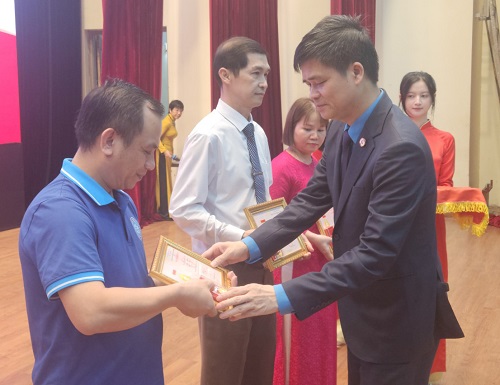 Phó Chủ tịch Tổng LĐLĐ Việt Nam Ngọ Duy Hiểu trao Bằng Lao động Sáng tạo của Tổng LĐLĐ Việt nam cho 3 nhà giáo. Ảnh: Minh Hạnh