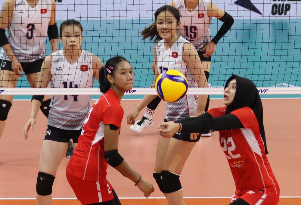 Các cô gái trẻ Indonesia (đỏ) thua 0-3 trước Hong Kong (Trung Quốc). Ảnh: AVC