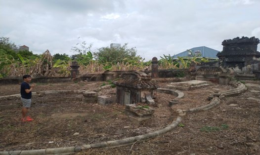 Một ngôi mộ cổ ở Giồng Sơn Quy bị lãng quên. Ảnh: Kỳ Quan