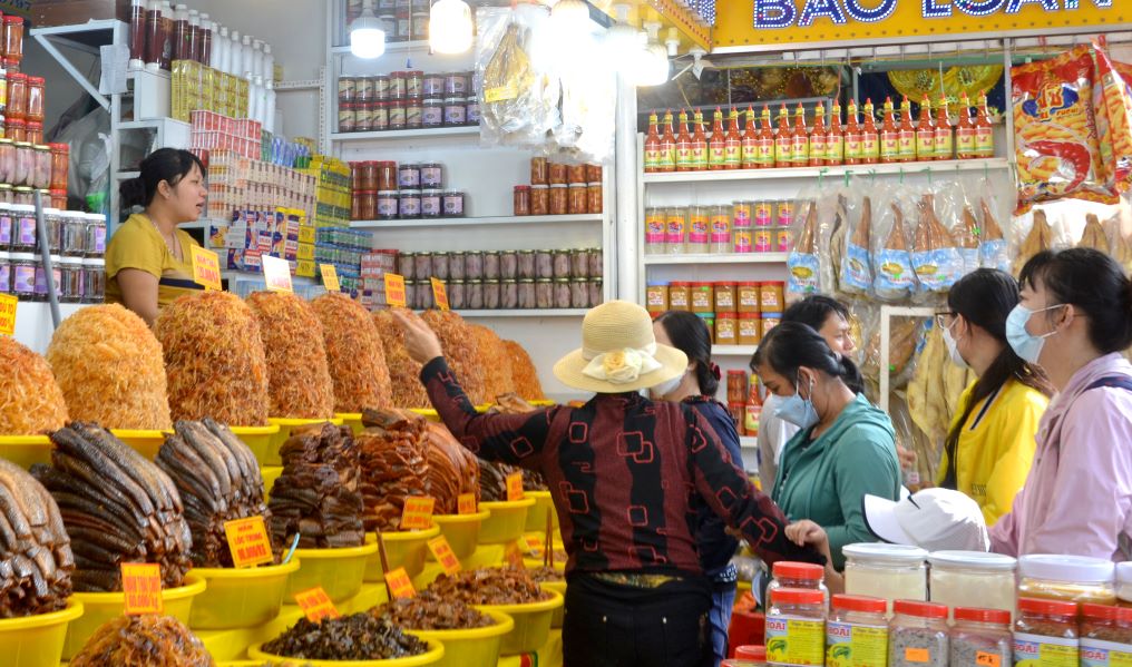 Sau khi du ngoạn, du khách thoải mái mua sắm đặc sản Châu Đốc, nhất là các loại mắm. Ảnh: Lâm Điền