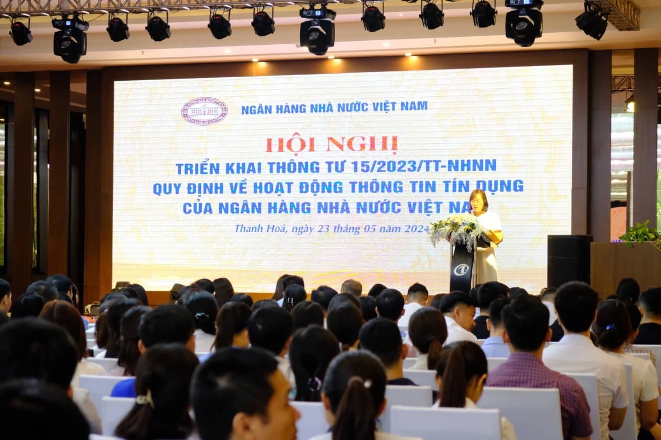 Bà Lại Thị Thu Hà - Phó Giám đốc NHNN Tỉnh Thanh Hóa phát biểu tại Hội nghị