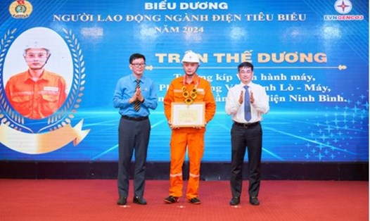 Ông Lê Văn Danh - Tổng Giám đốc EVNGENCO3 (bìa phải) và Ông Vũ Quang Sáng - Chủ tịch Công đoàn EVNGENCO3 (bìa trái) trao giấy khen biểu dương người lao động ngành điện tiêu biểu cấp Tổng Công ty năm 2024. Ảnh: Đức Long