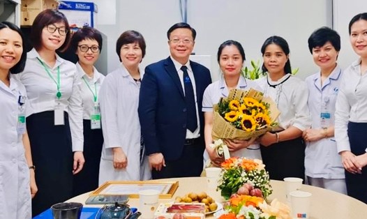 PGS.TS. Nguyễn Trung Anh - Giám đốc Bệnh viện Lão khoa TW đã trao tặng giấy khen dành cho điều dưỡng Hồng vì kịp thời cứu người đuối nước. Ảnh: BVCC