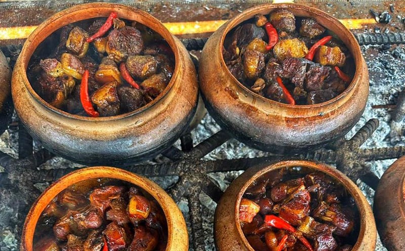 Cá kho sông Đà ngon trứ danh là đặc sản không nên bỏ lỡ trong chuyến du lịch Tây Bắc. Ảnh: CuongThinh Fish