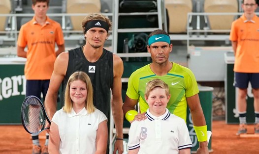 Rafael Nadal và Alexander Zverev tái hiện trận bán kết giải Pháp Mở rộng năm 2022. Ảnh: Roland Garros