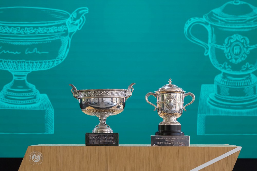 Cúp cho nhà vô địch đơn nam và đơn nữ tại giải Pháp Mở rộng 2024. Ảnh: Roland Garros