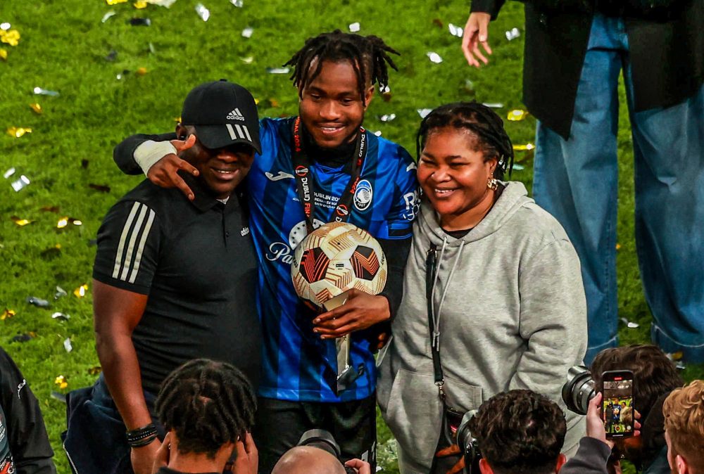 Lookman mừng chức vô địch Europa League cùng cha và mẹ. Ảnh: Europa League