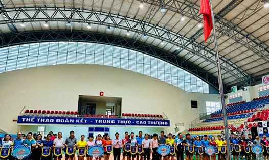 100 đoàn viên ở Quảng Bình tham gia giải cầu lông viên chức 2024. Ảnh: Công Sáng