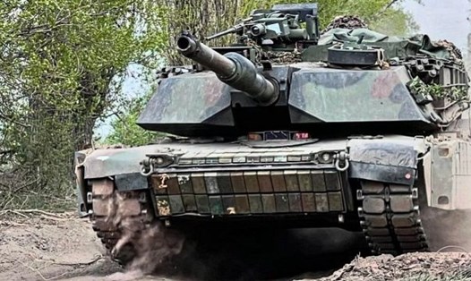 Xe tăng Abrams M1A1 của Ukraina được nâng cấp bằng giáp phản ứng nổ Kontakt-1 do Liên Xô sản xuất. Ảnh: Chụp màn hình