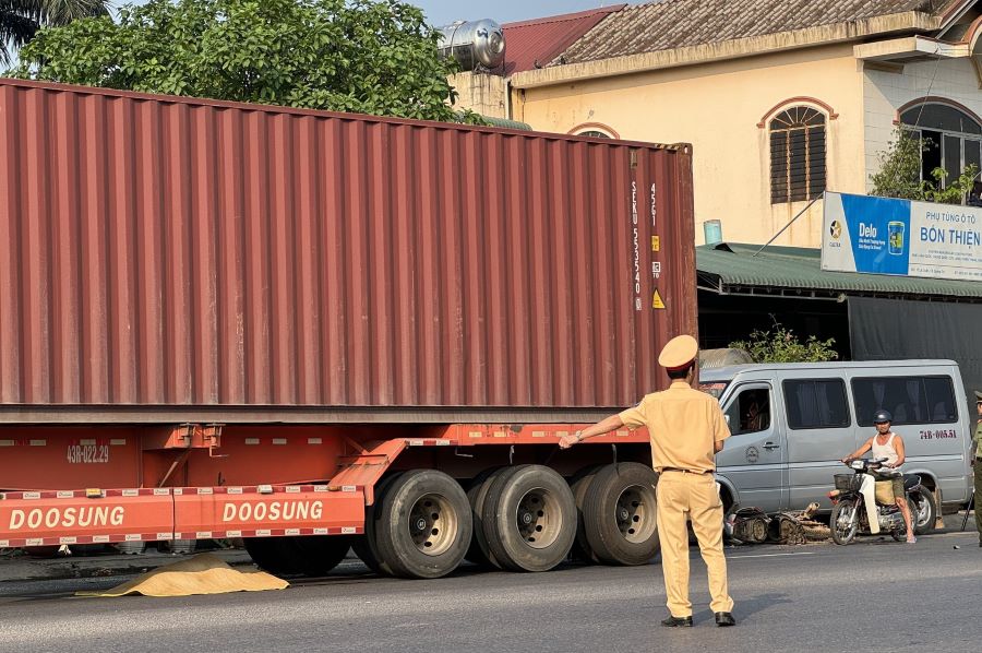 Xe container va chạm với xe môtô trên Quốc lộ 1A đoạn qua tỉnh Quảng Trị, khiến 1 người thiệt mạng. Ảnh: Hưng Thơ.