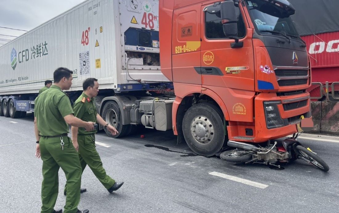 Xe cotainer đâm chiếc xe môtô khi cả 2 đang lưu thông trên Quốc lộ 1A khiến người điều khiển môtô thiệt mạng tại chỗ. Ảnh: Hưng Thơ.