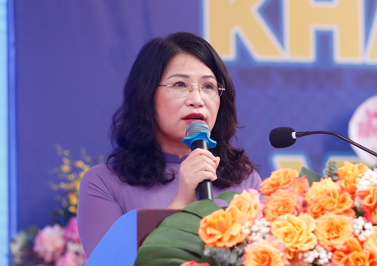  Bà Lê Kim Anh - Bí thư chi bộ hiệu trưởng nhà trường phát biểu tại buổi lễ bế giảng. Ảnh: Hoàng Nam