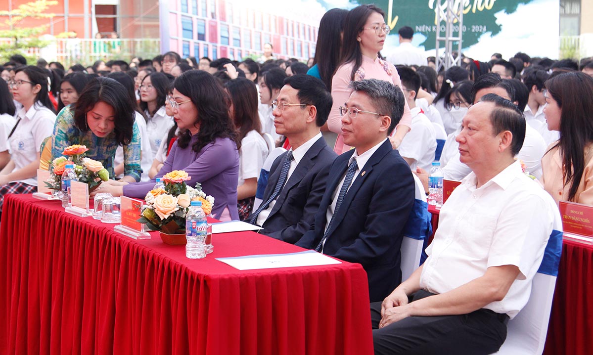 Tham dự buổi lễ có sự góp mặt của các đại biểu trung ương và thành phố, đại biểu quận Cầu Giấy. Ảnh: Hoàng Nam
