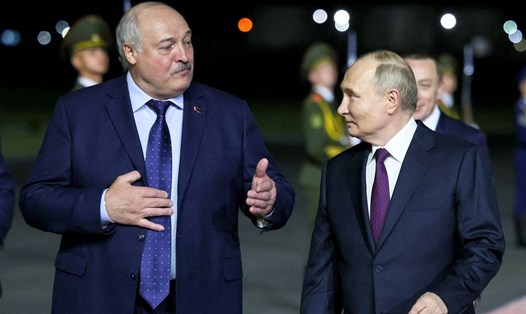 Tổng thống Belarus Alexander Lukashenko (trái) đón Tổng thống Nga Vladimir Putin tại sân bay, ngày 23.5.2024. Ảnh: Kremlin
