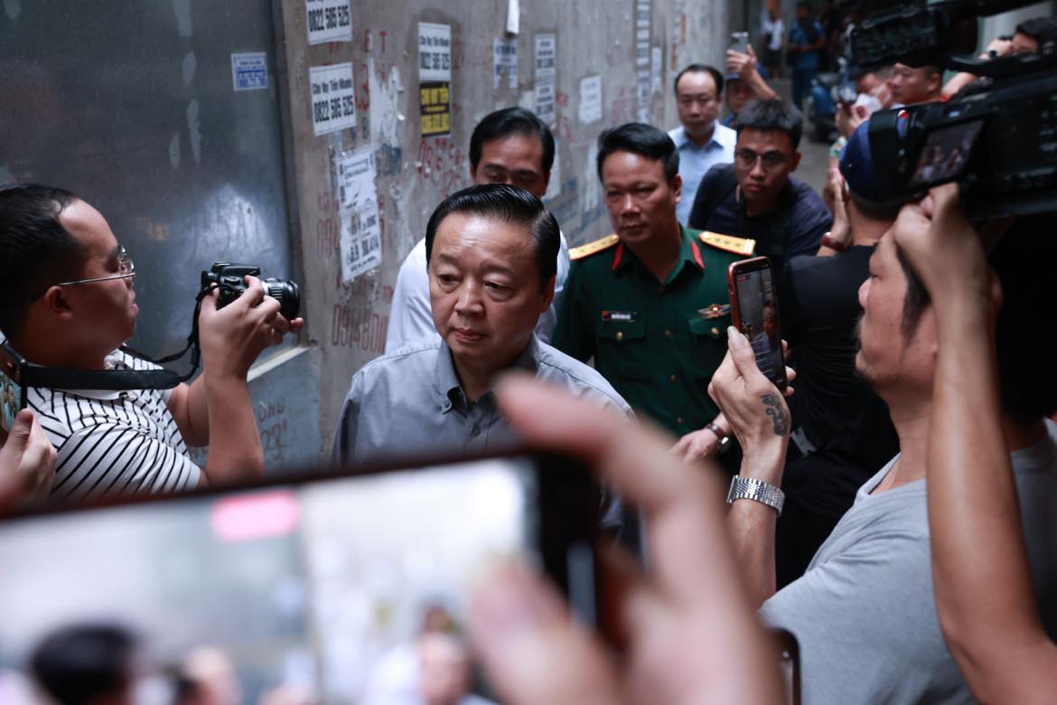 Phó Thủ tướng Trần Hồng Hà có mặt tại hiện trường chỉ đạo công tác cứu nạn, cứu hộ vụ cháy ở Hà Nội. Ảnh: Nguyễn Hải