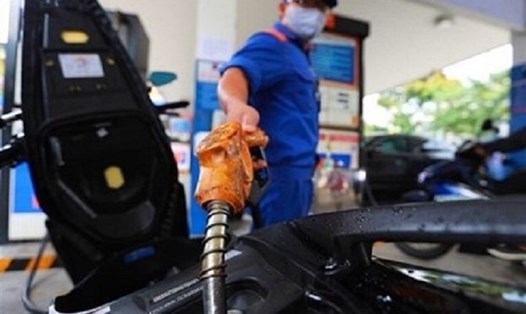 Giá xăng dầu tiếp tục giảm. Ảnh PLX