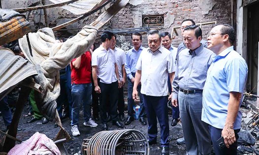 Phó Thủ tướng Chính phủ Trần Hồng Hà kiểm tra tại hiện trường vụ cháy nhà trọ tại Trung Kính (Cầu Giấy, Hà Nội). Ảnh: Hải Nguyễn