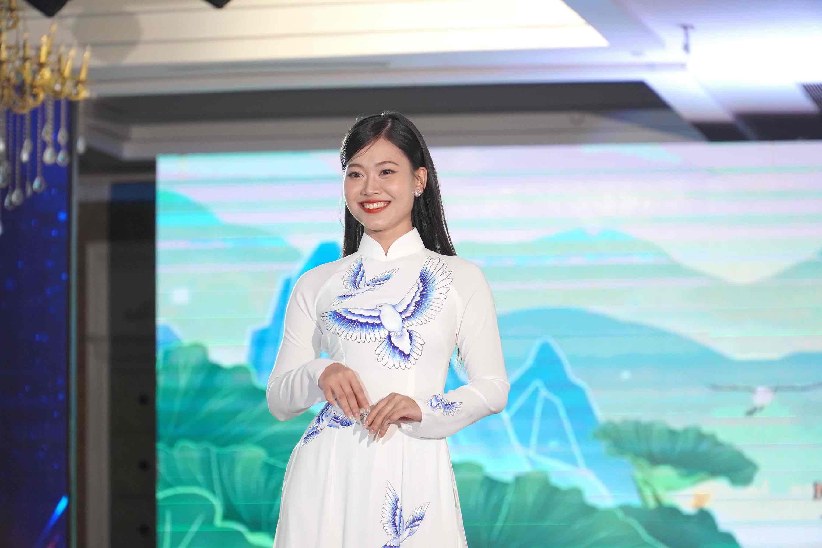 Thí sinh trong phần thi trang phục truyền thống cuộc thi nét đẹp sinh viên Lạc Hồng. Ảnh: HAC
